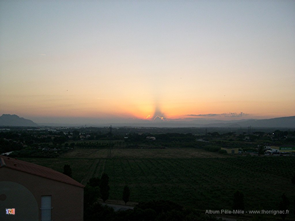 Les rayons du soleil.jpg - Coucher de soleil entre le massif des Maures et l'Esterel.19 juin 2012. 18H22